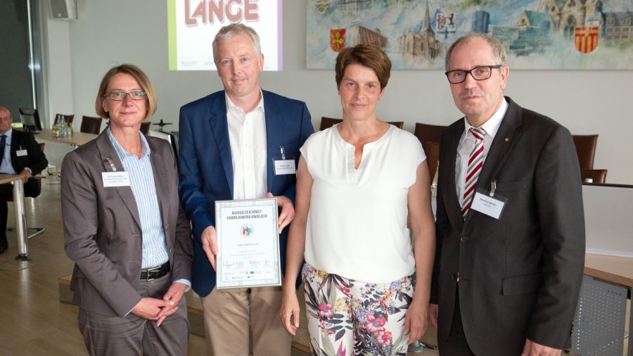 Auszeichnung Familienfreundliches Unternehmen im Kreis Paderborn (© Foto:Oliver Krato) Auszeichnung Familienfreundliches Unternehmen im Kreis Paderborn (© Foto:Oliver Krato)